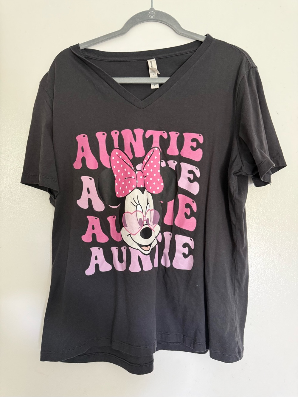 Minnie Mouse 'Auntie' Graphic V‑Neck Tee (XL)